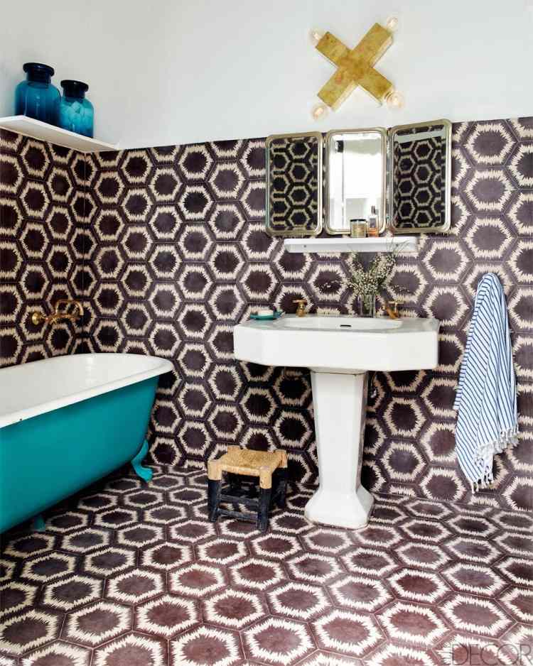 modernt-badrum-kakel-badrum-design-extravagant-sexkantig-brun-vit-badkar-turkos