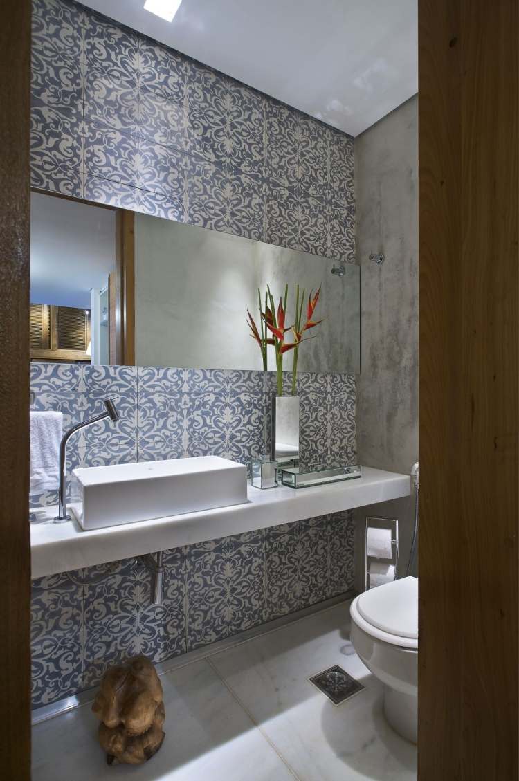 modern-badrum-kakel-badrum-design-blå-vit-mönster-ornament-betong-trä
