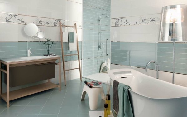 blå vit badrum kakel fristående badrum handfat möbler