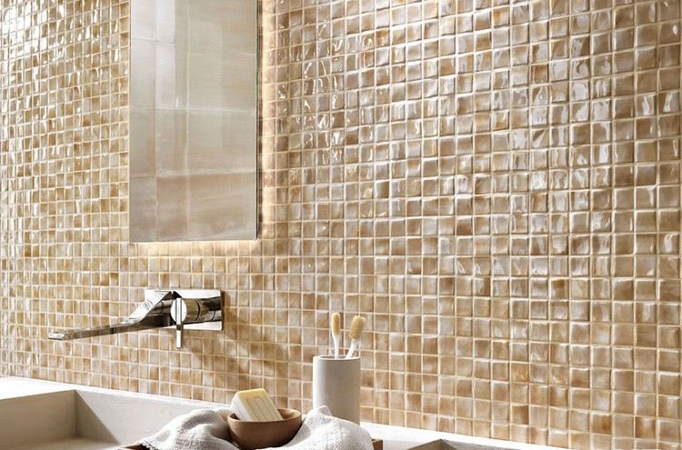 modernt-badrum-kakel-beige-mosaik-natursten-look