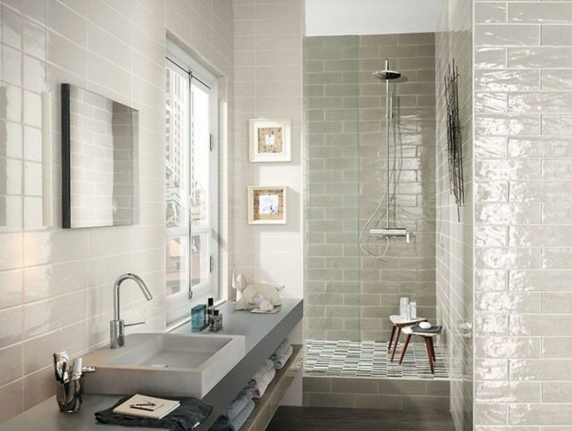 Moderna högglansplattor får badrummet att se mer rymligt ut