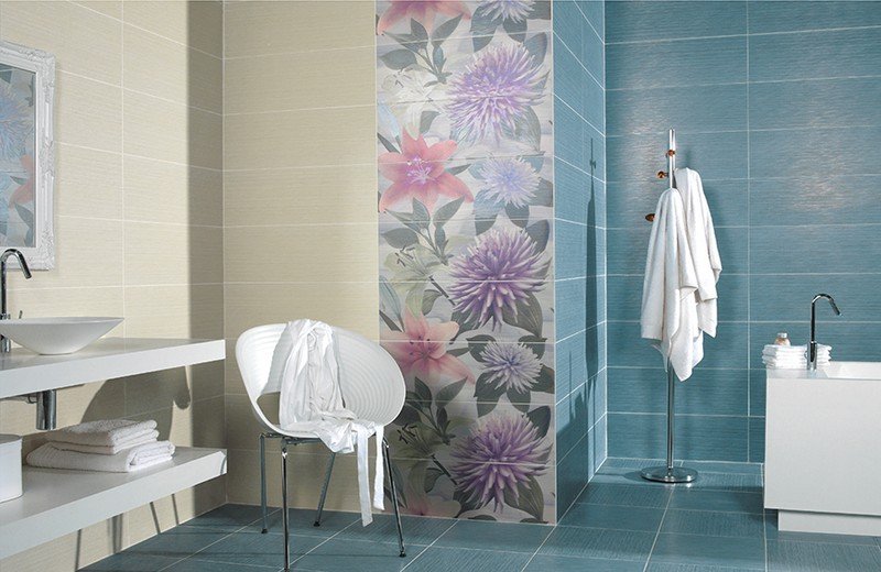 Moderna-badrum kakel-färgkombinationer-blå-sand färg-blommor