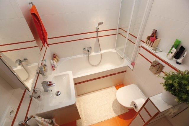 badrum-design-idéer-liten-vit-orange-hopfällbar vägg-badkar