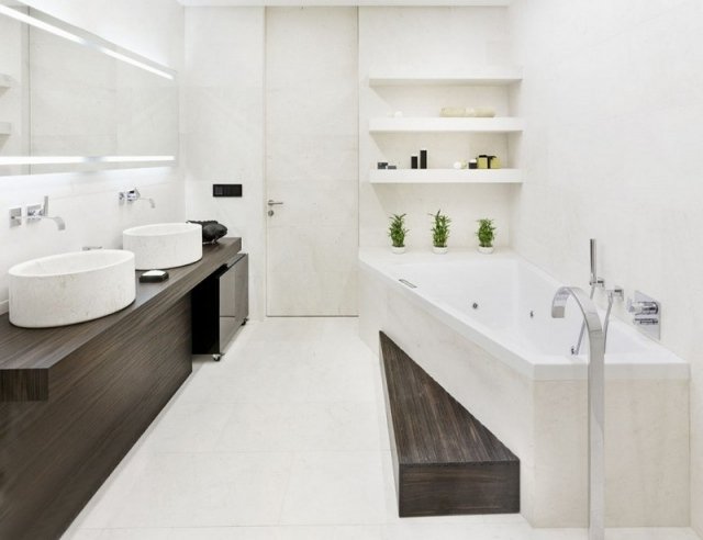 små-badrum-design-vit-trä-handfat-hyllor
