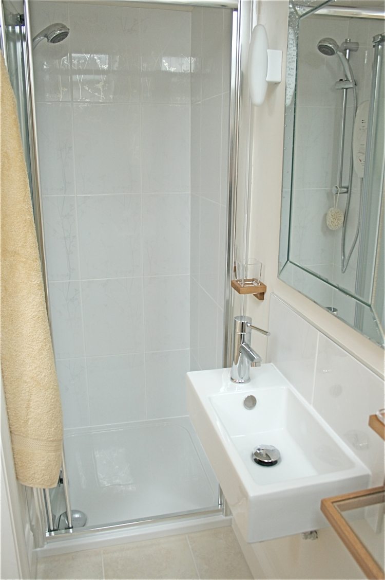 modernt-badrum-design-kakel-litet-badrum-beige-handfat-smalt-vitt
