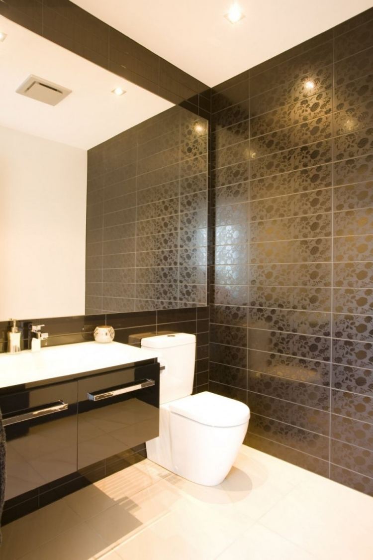modernt-badrum-design-kakel-litet-badrum-mönster-spegel-svart-reflekterande