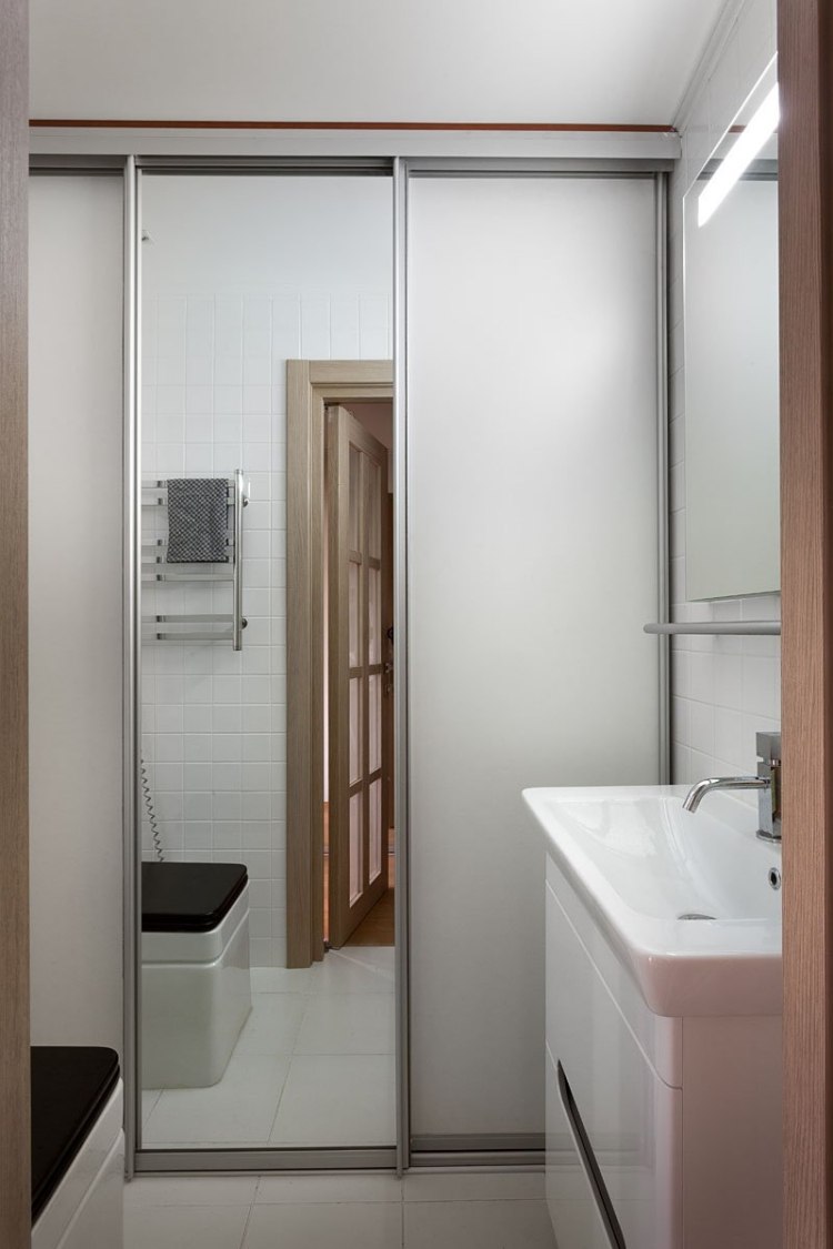 modernt-badrum-design-kakel-litet-badrum-skjutdörr-svart-vitt