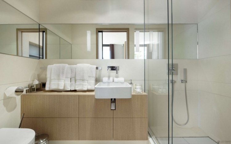 modernt-badrum-design-kakel-litet-badrum-vanligt-spegel-skåp-glas