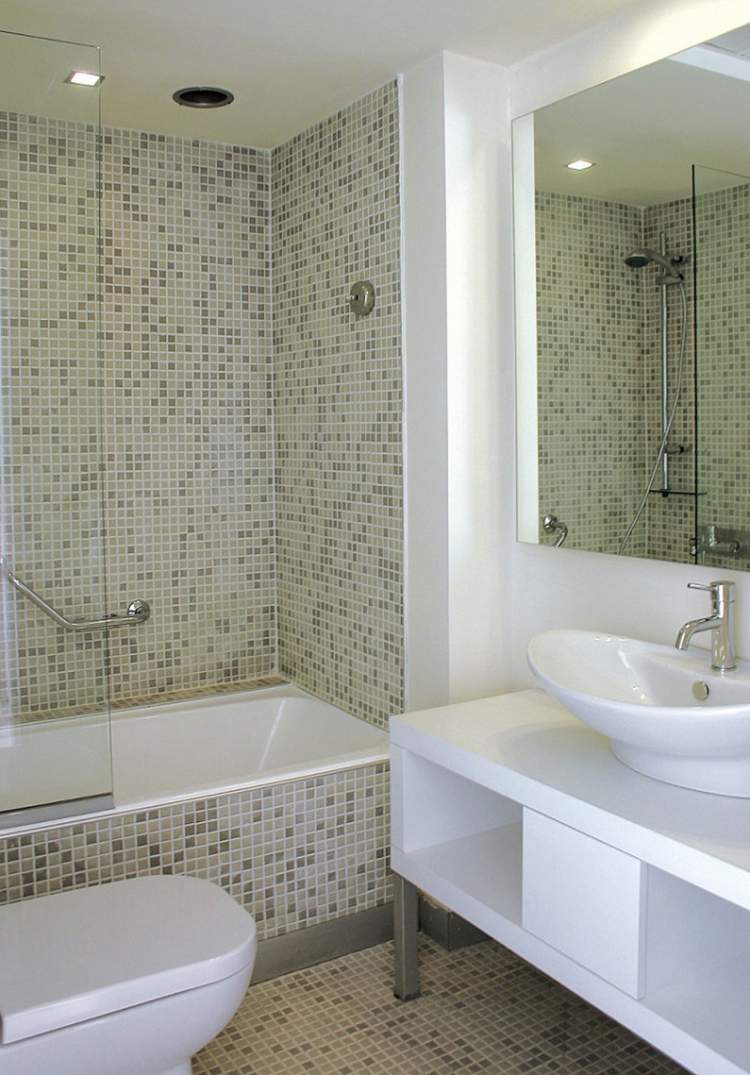 modernt-badrum-design-kakel-litet-badrum-spegel-grön-mosaik