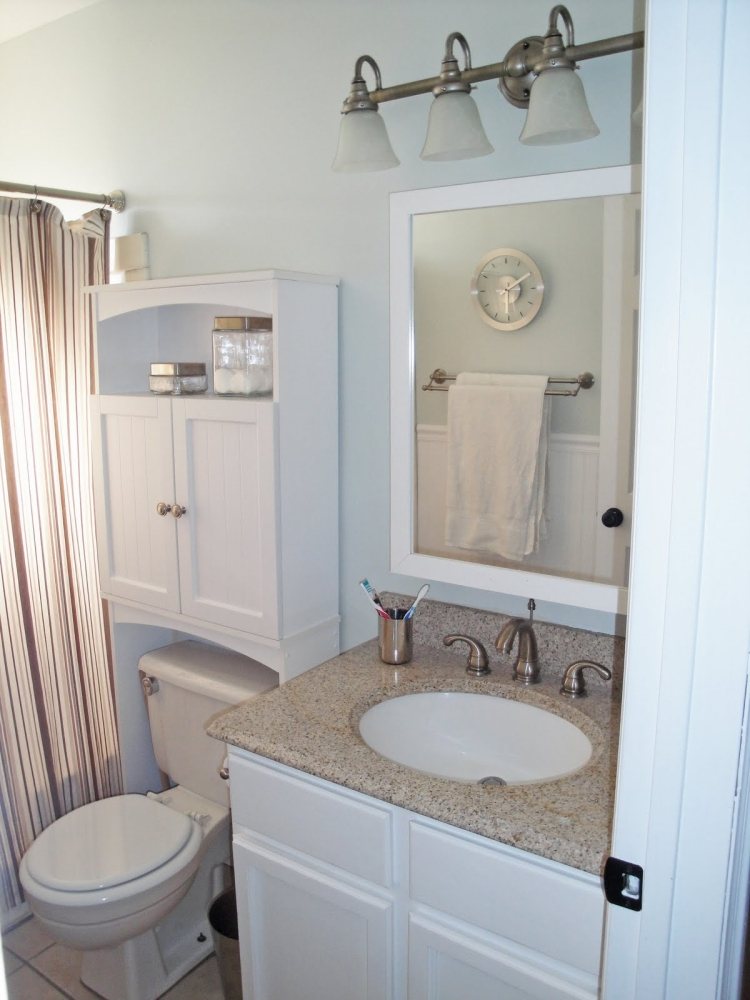modernt-badrum-design-kakel-litet-badrum-skåp-vit-gardin