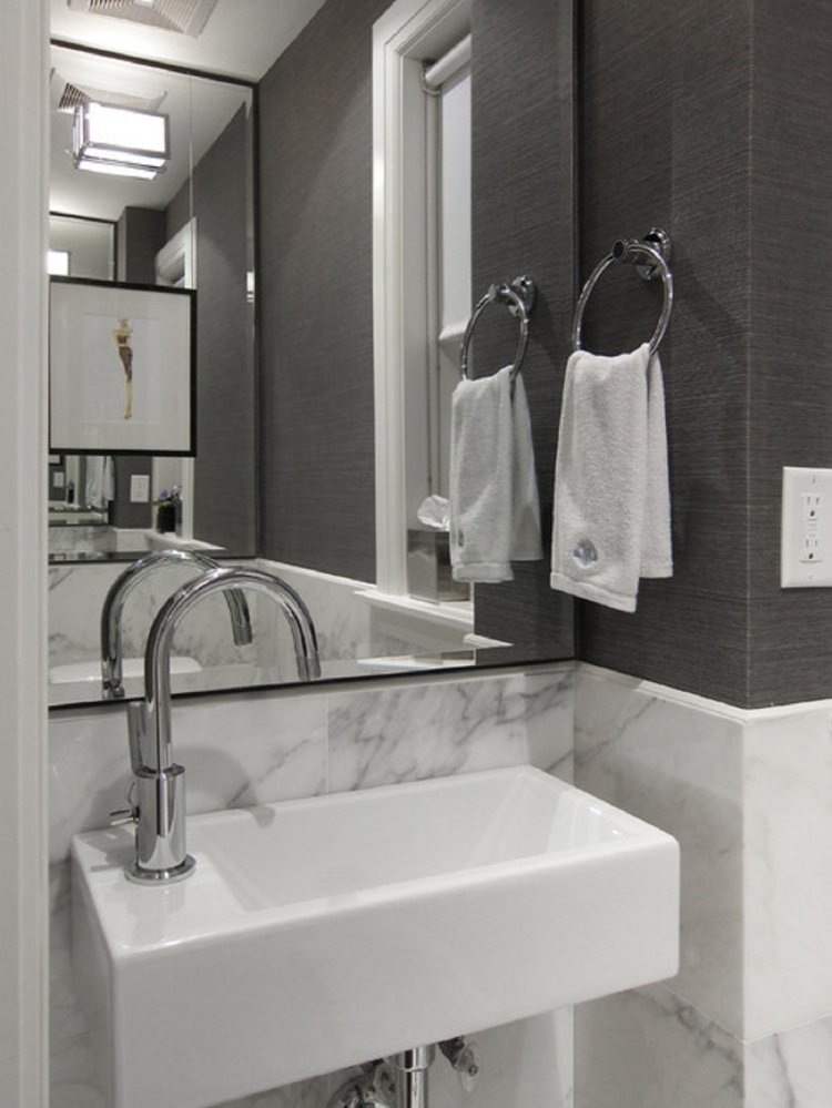 modern badrumsdesign -kakel-litet-badrum-spegel-i-spegel-glas