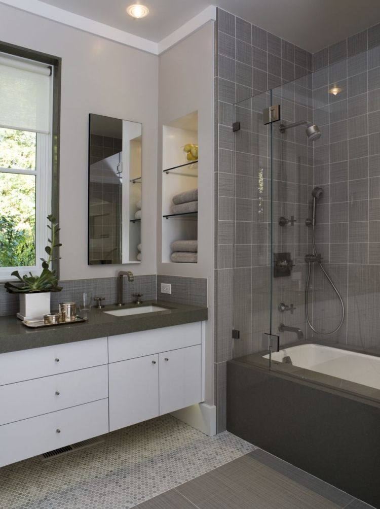 modern badrumsdesign -kakel-litet-badrum-grått-vitt-fönster-enkelt