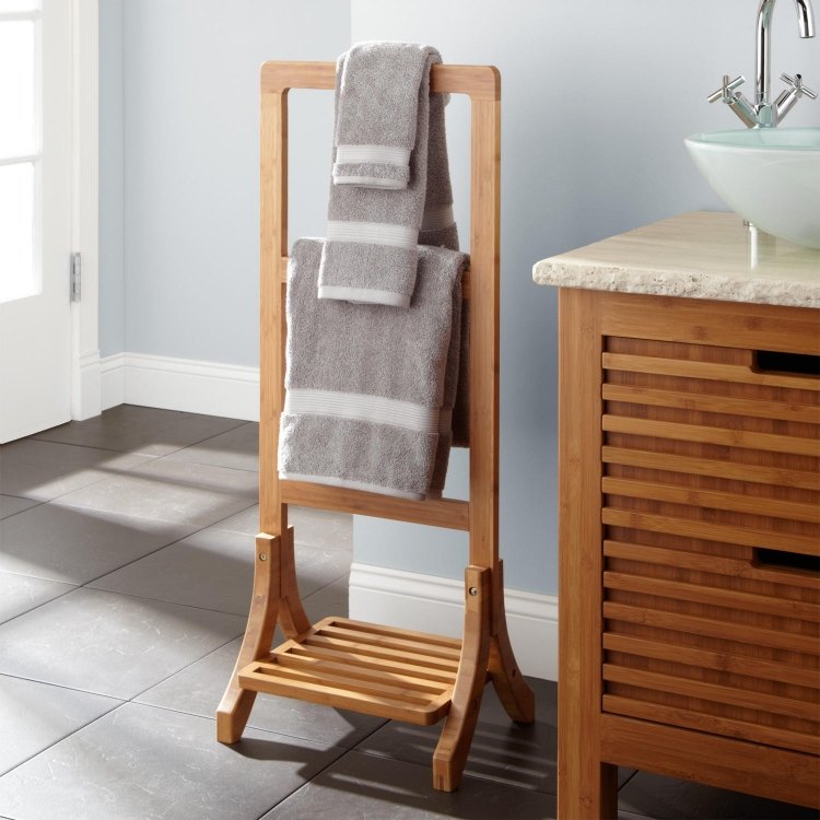 badrum-möbler-bambu-moderna-idéer-handduk-stativ-trä-golv-badrum