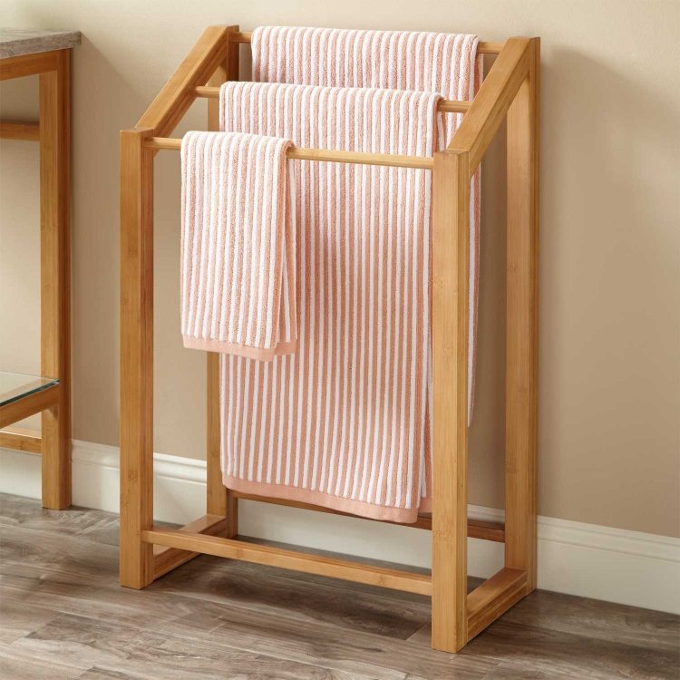 badrum-möbler-bambu-moderna-idéer-handduk-stativ-trä-golv-handdukar