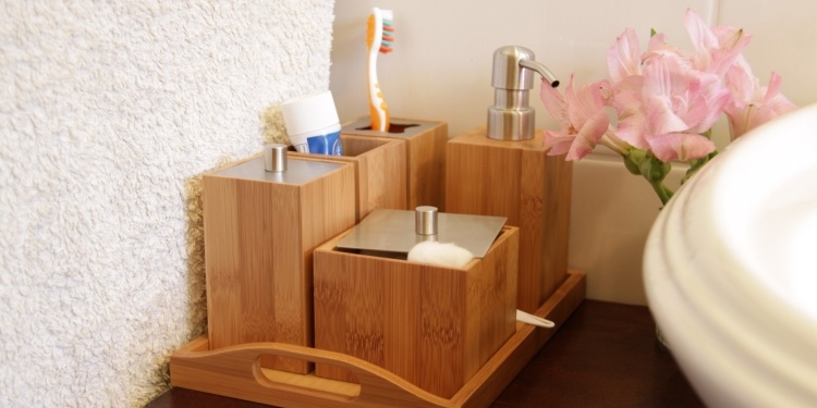 badrum-möbler-bambu-moderna-tillbehör-tvålutmatare-bricka-städat