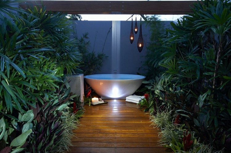 Modern-badrum design-badrum idéer-regndusch-fristående-badkar-växter