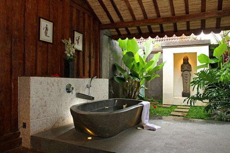 Modernt-badrum-design-badrum-idéer-fristående-badkar-mosaik-kakel