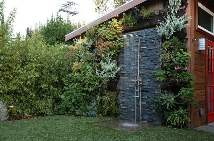 Modernt badrum design trädgård dusch natursten vägg idéer