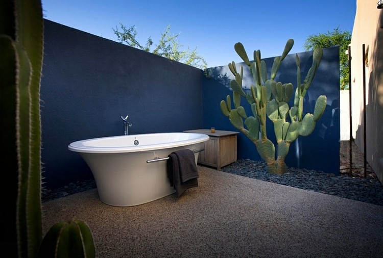 Modern-badrum-design-medelhavsstil-badrum-grusgolv-blå-vägg