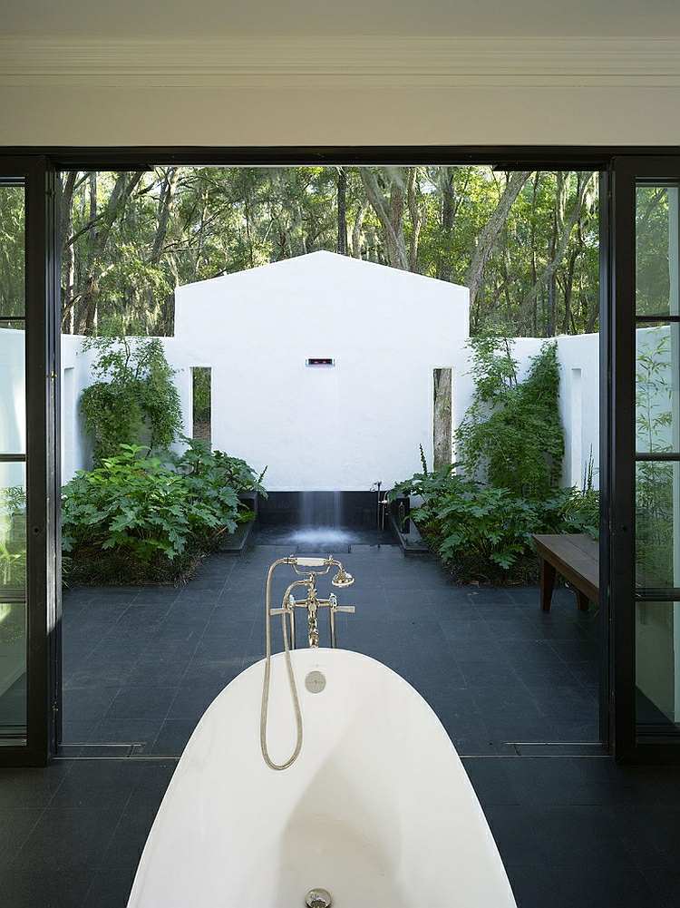 Modern badrumsdesign, fristående badkar, utsikt över innergården