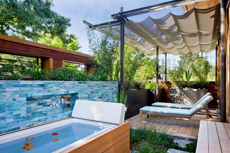 Att skapa ett badrum - cool idé med en bubbelpool i trädgården