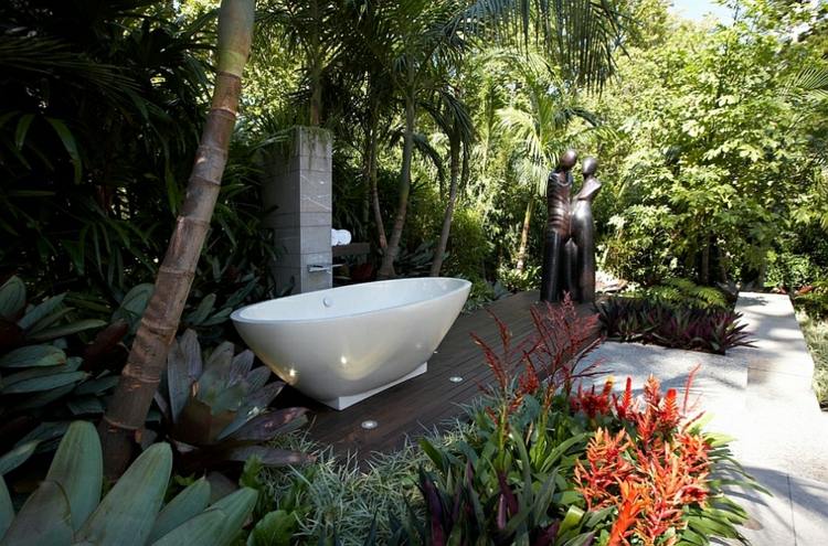 Modernt-badrum-design-idéer-fristående-badkar-exotisk-trädgård