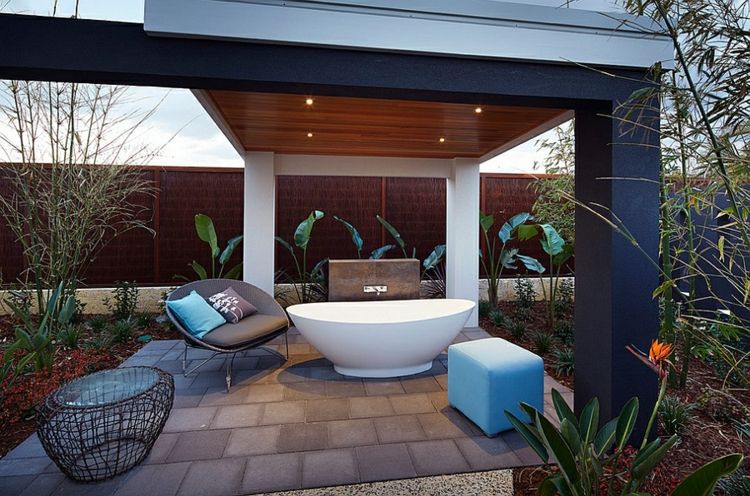 Modernt-badrum-design-fristående-badkar-trädgård