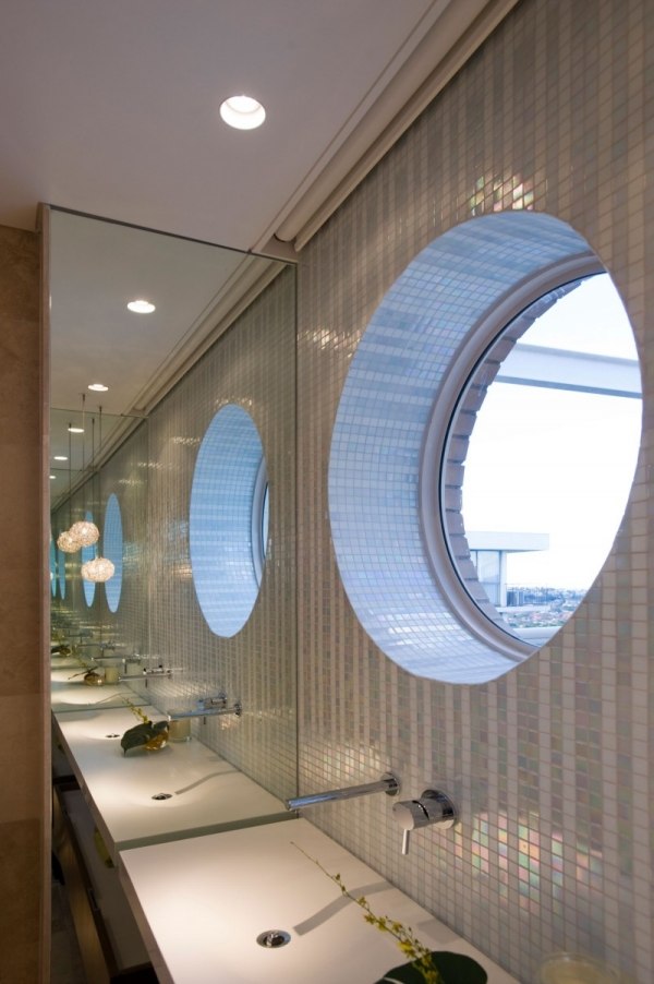 badrumsrenovering moderna spegelpelare optisk illusion