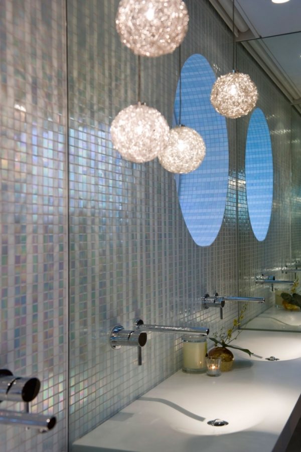 badrumsrenovering hängande lampor pärlor glasmosaik optisk illusion