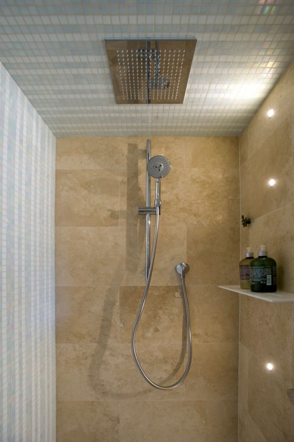 Badrumsrenovering minosa dusch beige väggplattor glasmosaik vitblå
