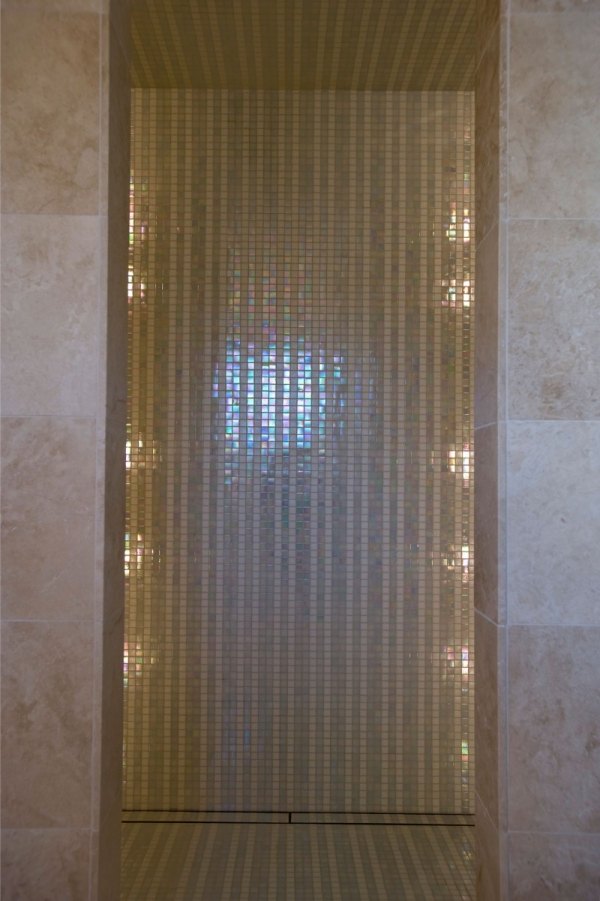 badrumsrenovering modern design pärlemor glasmosaik kakelvägg