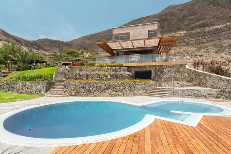 modern-konstruktion-tegel-hus-trädgård-pool-trädäck
