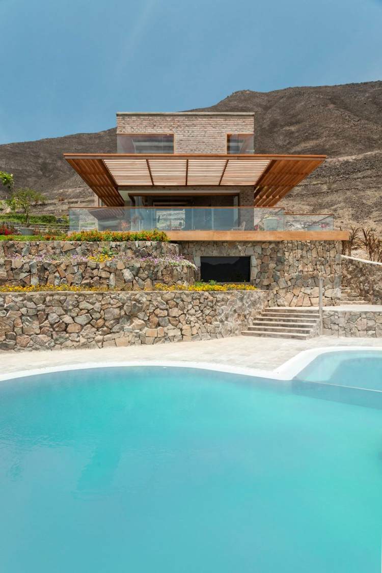 modern-konstruktion-tegel-hus-trädgård-sluttning-pool-glas räcke-murverk