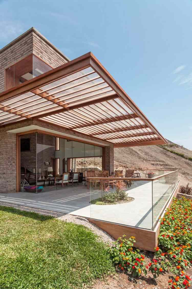 modern-konstruktion-tegel-hus-trädgård-terrass-glasräcke-upphöjda sängblommor