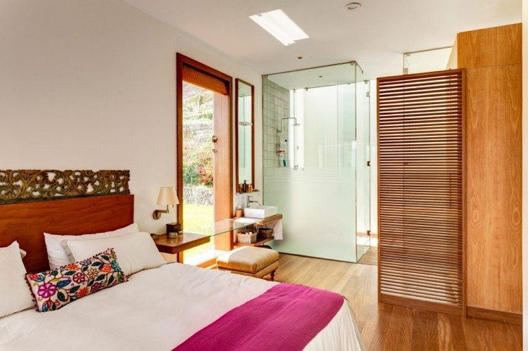 modern-konstruktion-sovrum-trä-badrum-integrerad glasvägg