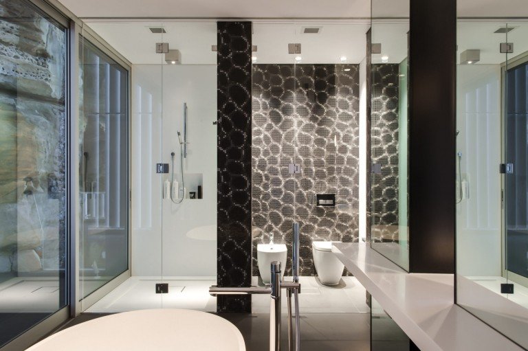 Moderna badrum med mosaik med duschkabletrender i svartvitt och indirekt belysning i taket