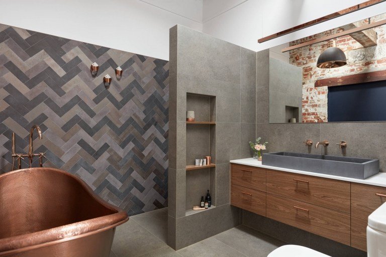 Moderna badrum med granitplattor och dusch med fristående badkar av bänkskiva i koppar