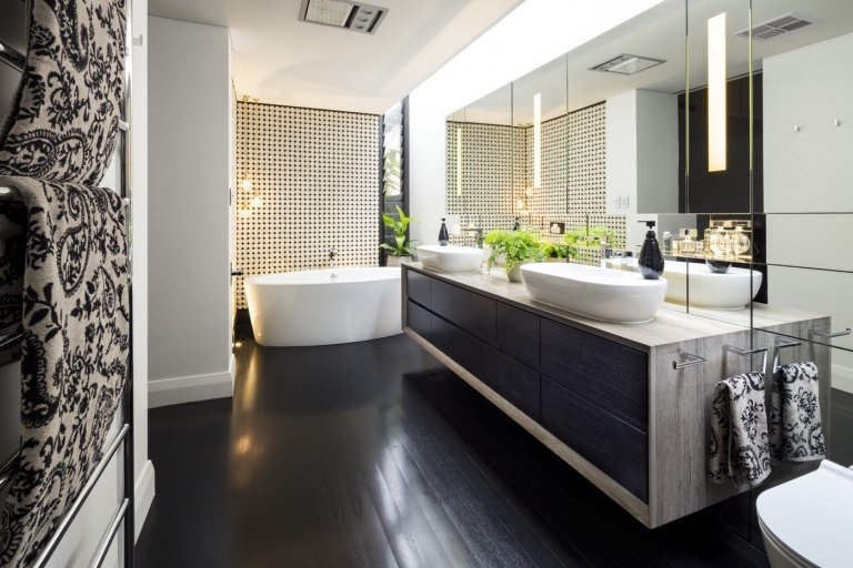 moderna badrum utan kakel väggdesign med färg och tapeter ett fristående badkar av keramik och golv av trä