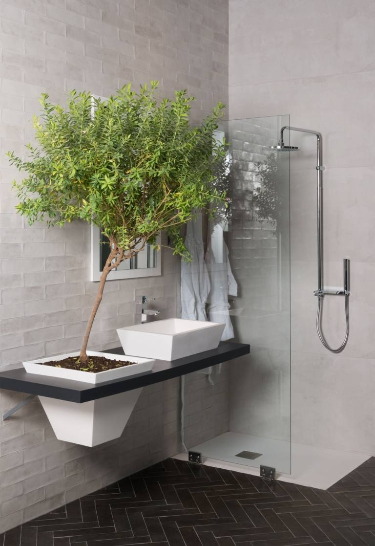 Moderna badrum med duschkabin och duschkar i golvet. Väggdesign med kakel i glansigt vitt