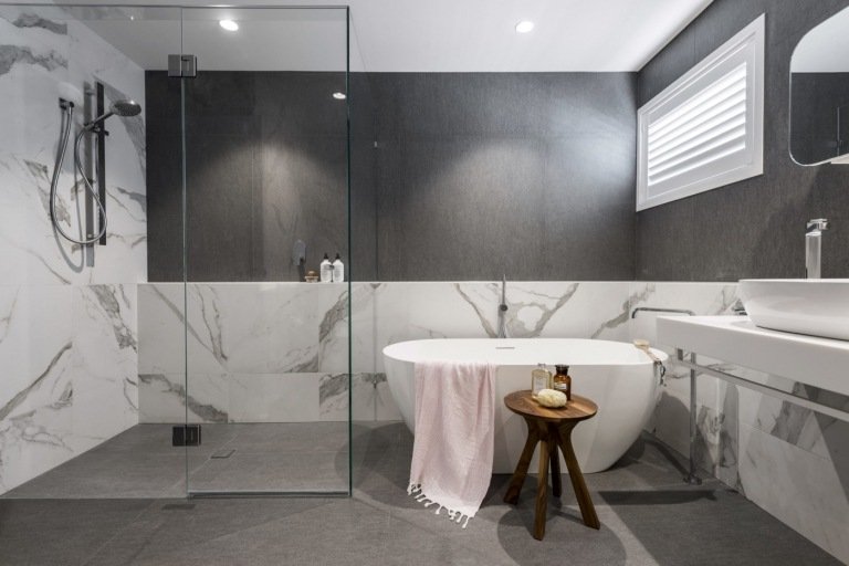 moderna badrum i grå design storformat väggplattor av marmor och granit och duschkabinidéer för väggdesign