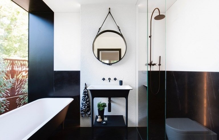 Moderna badrum i svart och vitt skapar idéer med dusch och ett smalt badkar