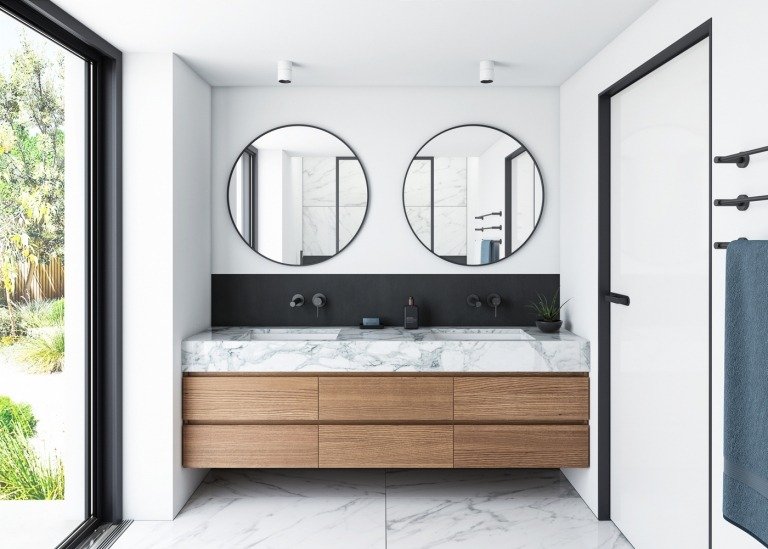 Designa moderna badrum med gammalt träskåp med marmor och svart fåfänga