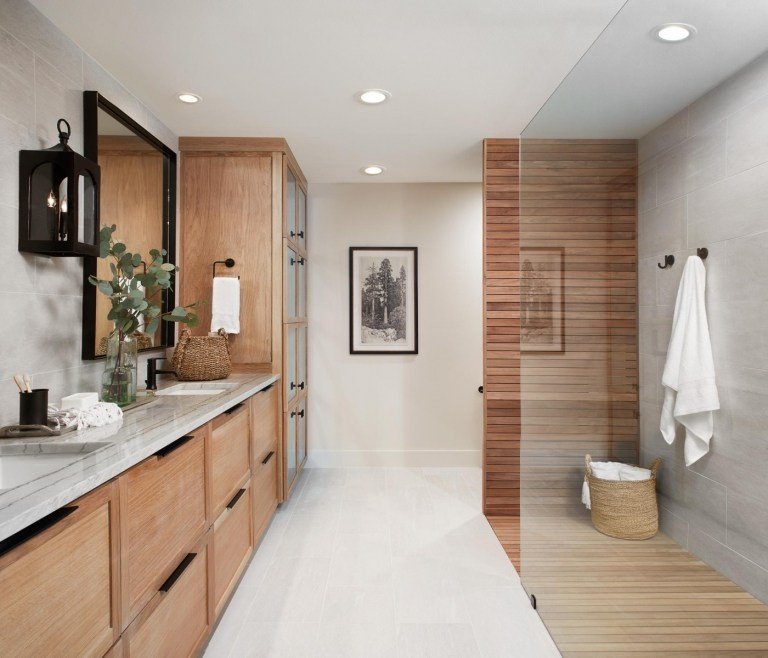 Moderna badrum endast med dusch och trägolv och trämöbler och vita storformat kakel design idéer och bilder