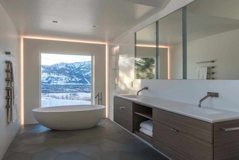 Moderna badrum idag med stora fönster med fristående badkar och dubbla handfat och stor spegel