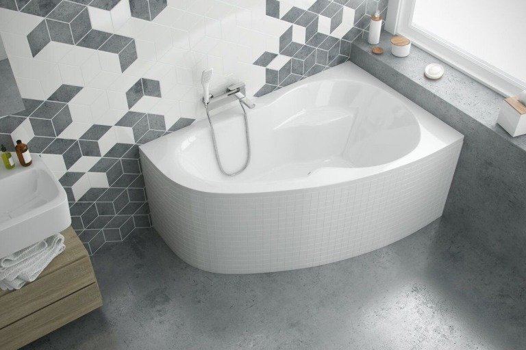 Moderna badrum med kaklade hörnbadkar och exponerad betong på golvet Idéer för badrumsdesign