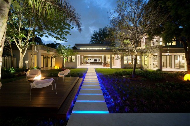 blå LED -belysning gräsmatta