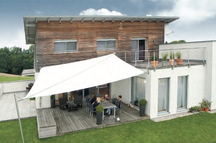 Skuggning för din terrass -golning-solskydd-trädgård-trägolv-gräsmatta-modern