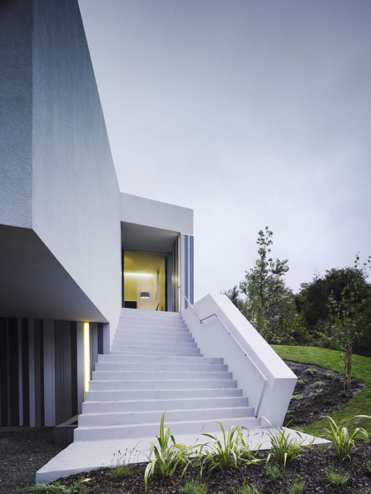 modern-betong-trappbyggnad-utomhus-modern-arkitektur-vit-hus-gräsmatta