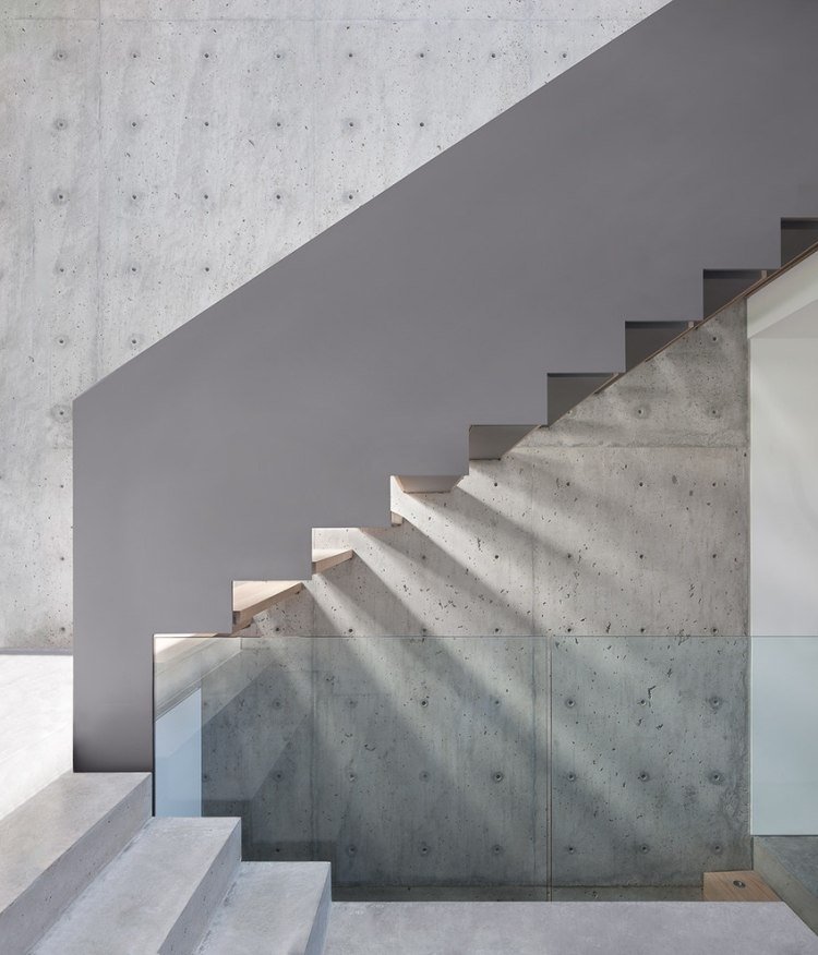 modern-betong-trappbyggnad-minimalistisk-trappa-lätt-stål-ledsteg
