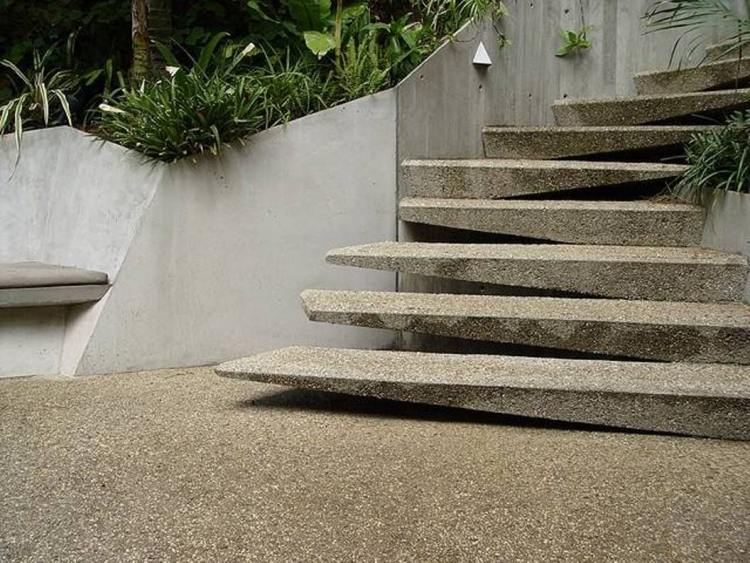 modern-betong-trappbyggnad-utomhus-trädgård-gips-exponerad-betong-växter-design